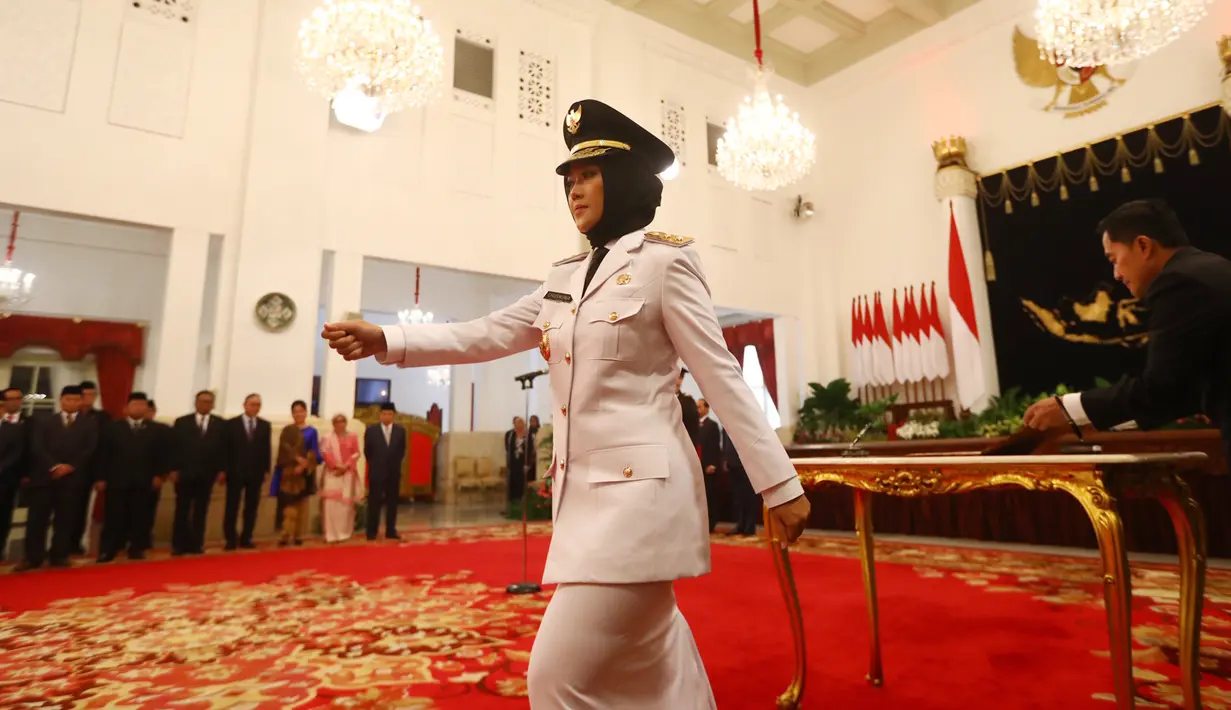 Wakil Gubernur Lampung, Chusnunia Chalim usai menandatangani berita acara pelantikan di Istana Negara, Rabu (12/6/2019). Presiden Joko Widodo (Jokowi) melantik Arinal Djunaidi dan Chusnunia Chalim sebagai Gubernur dan Wakil Gubernur Lampung untuk masa jabatan 2019-2024. (Liputan6.com/HO/Irwan)