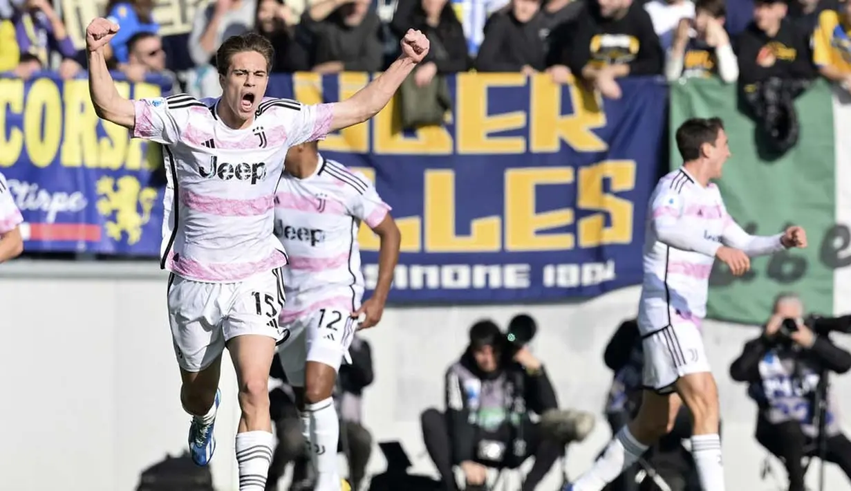 Pemain Juventus, Kenan Yildiz, melakukan selebrasi setelah mencetak gol ke gawang Frosinone pada laga lanjutan Liga Italia di Stadion Benito Stirpe, Sabtu (23/12/2023). Itu adalah gol perdana Yildiz bersama tim utama Juventus.  (LaPresse via AP/Alfredo Falcone)