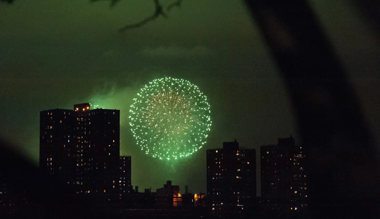 Keindahan pesta kembang api di atas Brooklyn Bridge Park saat perayaan hari kemerdekaan Amerika Serikat (AS) di New York City, Senin (4/7). AS merayakan hari ulang tahun kemerdekaan yang ke-240 dari Inggris. (Stephanie Keith/Getty Images/AFP)