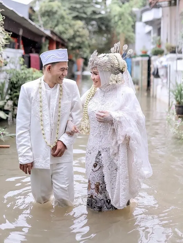 Viral Potret Pernikahan Pasangan saat Banjir di Bekasi, Tuai Pujian