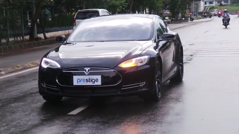 Naik Tesla Model S, Jakarta-Bandung Bebas Bensin 