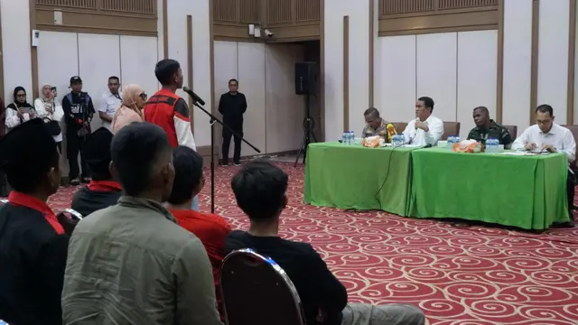 Mentan Amran Bagikan Makanan dan Dengar Aspirasi Ribuan Petani di Kementan