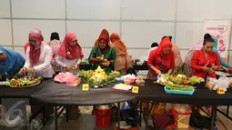 Sejumlah peserta menyiapkan tumpengnya saat mengikuti Lomba Menghias Tumpeng di Museum Nasional, Jakarta, Sabtu (22/4). Dalam acara ini juga dimeriahkan dengan penampilan tari dan musik tradisional. (Liputan6.com/Fery Pradolo)