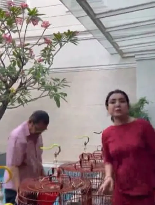 Salah satu kegiatan Bambang Trihatmodjo di waktu senggangnya, mengurus burung-burungnya. Mayangsari kerap menggoda sang suami. (Foto: Instagram/@mayangsari_official)