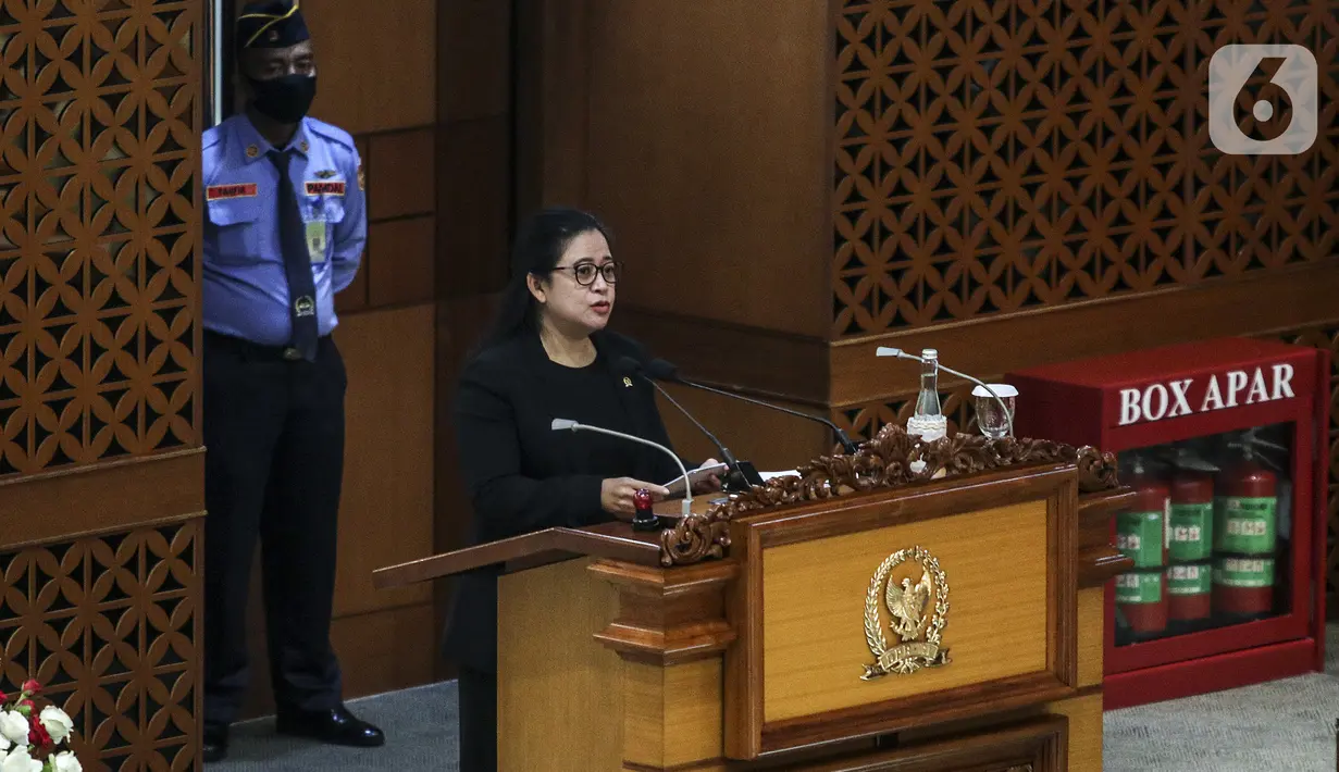 Ketua DPR Puan Maharani berpidato dalam Rapat Paripurna Penutupan Masa Sidang II yang digelar secara virtual maupun fisik di Gedung Nusantara II, Jakarta, Jumat (11/12/2020). Rapat tersebut beragendakan pidato penutupan Ketua DPR Puan Maharani. (Liputan6.com/Johan Tallo)