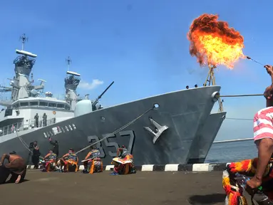 Kapal perang KRI Bung Tomo 357 bersandar di Dermaga Sunda Pondok Dayung, Jakarta, Jumat (13/4). TNI AL Komando Armada Barat (Koarmabar) menerima alutsista dua kapal perang dari Koarmatim. (Merdeka.com/Imam Buhori)