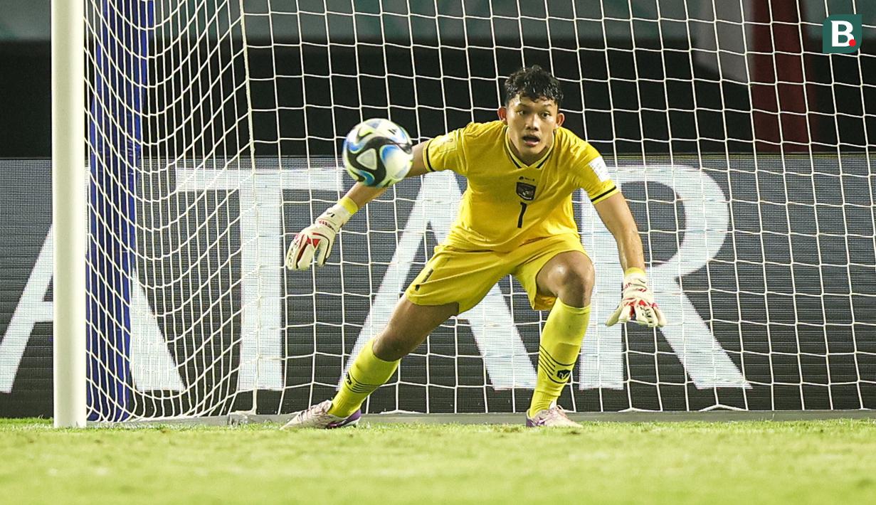 Kiper Timnas Indonesia U-17, Ikram Algiffari berusaha mengamankan bola saat menghadapi Timnas Ekuador U-17 pada laga pertama Grup A Piala Dunia U-17 2023 di Stadion Gelora Bung Tomo, Surabaya, Jumat (10/11/2023). (Bola.com/Bagaskara Lazuardi)