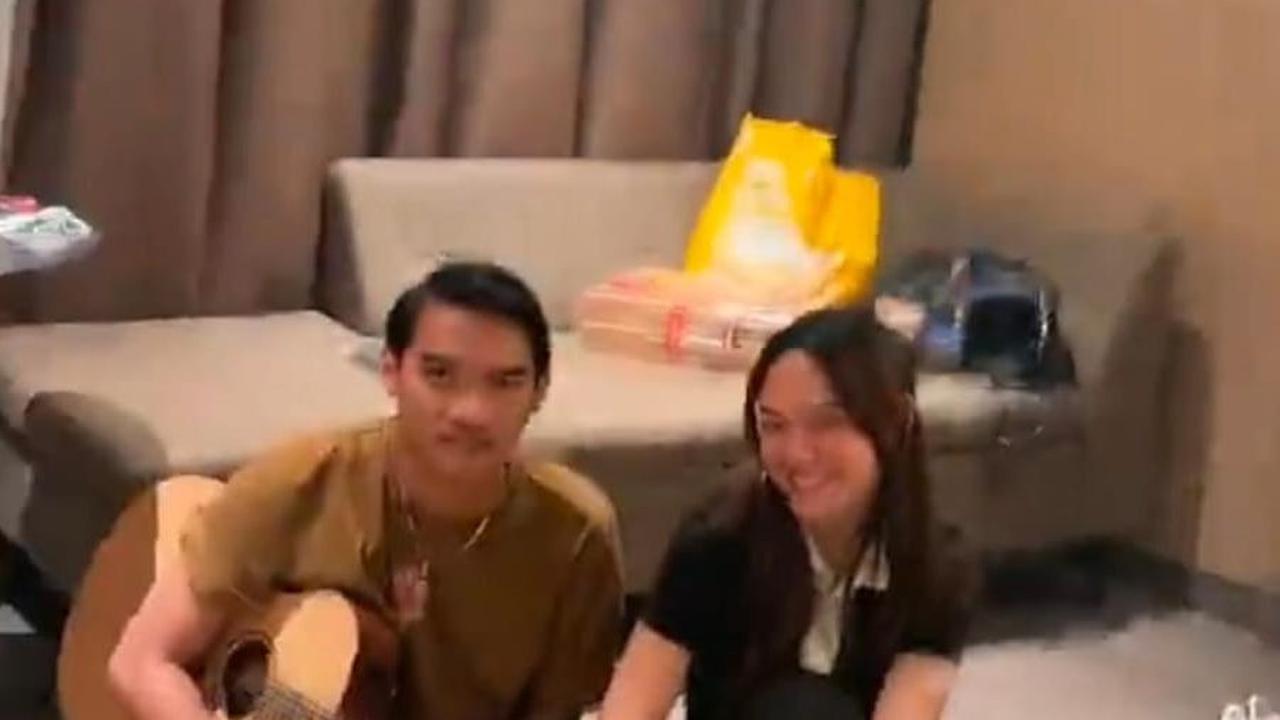Keduanya semakin terang-terangan menunjukkan kedekatan.&nbsp;