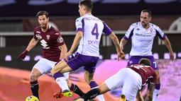 Bek Fiorentina, Nikola Milenkovic (tengah) menguasai bola dibawah tekanan dua pemain Torino dalam laga lanjutan Liga Italia 2020/21 pekan ke-20 di Olympico Grande Stadium, Jumat (29/1/2021). Fiorentina bermain imbang 1-1 dengan Torino. (LaPresse via AP/Fabio Ferrari)