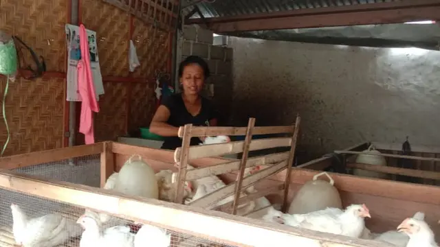 Jelang hari raya Idul Fitri tahun 2021 pembelian daging ayam masih sepi. (Liputan6.com/ Dionisius Wilibardus)