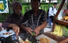 Nekat, Pria Paruh Baya Jualan Nasi Goreng Siang Hari Pembeli Sampai Mengantre