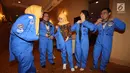 Lima guru Indonesia mengenakan flight suit sebelum sesi foto di Jakarta, (29/6). Mereka kembali dari program tahunan Honeywell Educators at Space Academy (HESA) di U.S Space & Rocket Center (USSRC) selama 5 hari di Amerika. (Liputan6.com/Fery Pradolo)