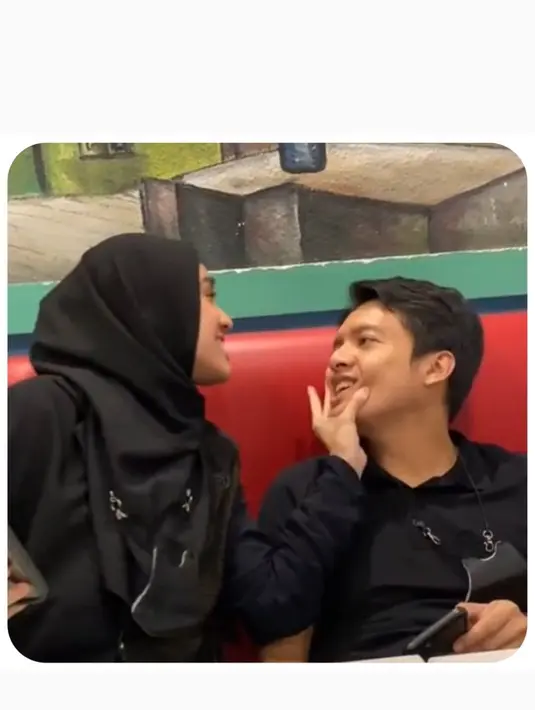 Bukan sekedar mesra dalam berprilaku, Dini Aminarti dan Dimas Seto juga kompak dalam penampian, seperti kala keduanya tampil mengenakan busana berwarna hitam. (Foto: Instagram/@dimasseto_1)