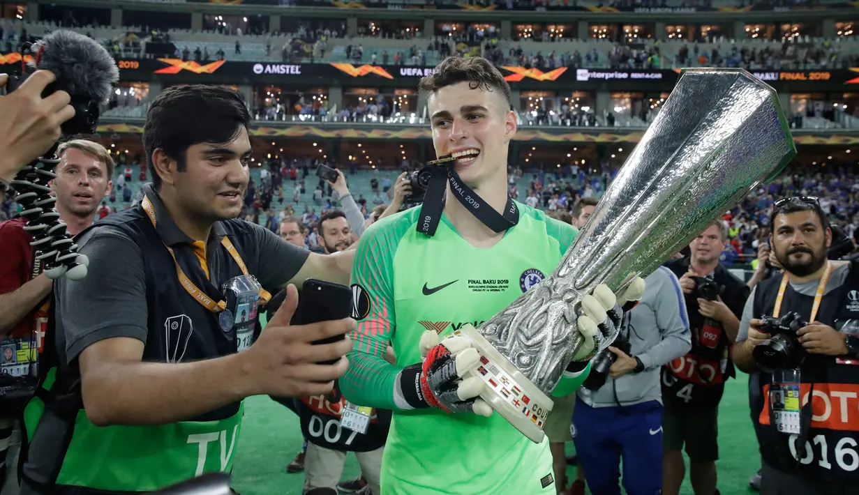 Kiper Chelsea, Kepa Arrizabalaga membawa trofi  Liga Europa usai mengalahkan Arsenal pada pertandingan Final Liga Europa di stadion Olimpiade di Baku, Azerbaijan (30/5/2019). Chelsea berhasil mengalahkan Arsenal 4-1. (AP Photo/Luca Bruno)