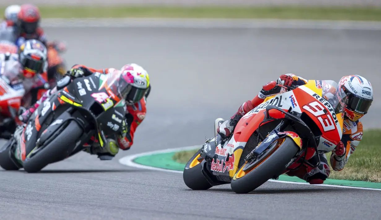 Pembalap Marc Marquez memimpin balapan MotoGP di Sirkuit Sachsenring, Hohenstein-Ernstthal, Jerman, Minggu (20/6/2021). Marc Marquez mempertegas status sebagai raja Sachsenring usai memenangkan MotoGP Jerman 2021. (Jens Buettner/dpa via AP)
