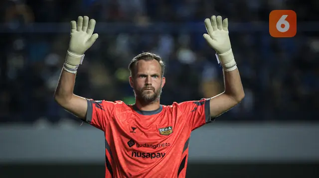 Kiper Dewa United, Sonny Stevens pada laga pekan ketiga BRI Liga 1 2023/...                    </div>

                    <div class=