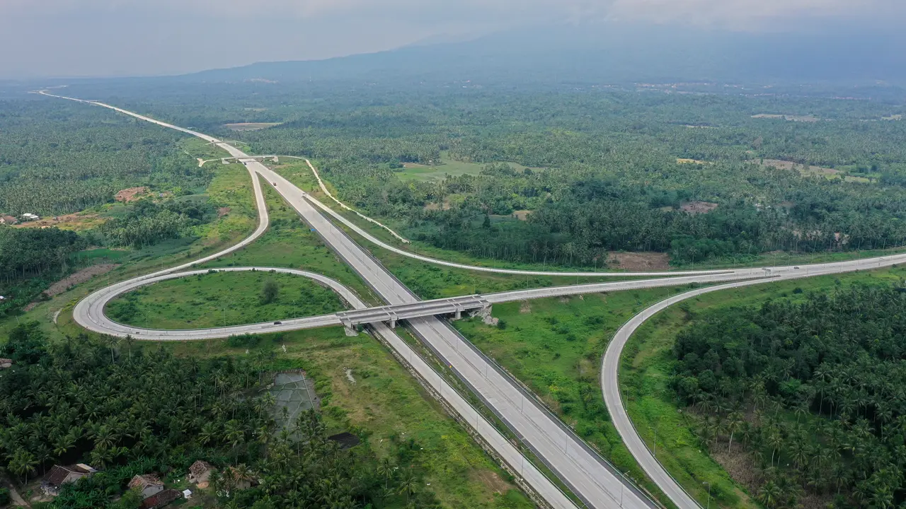 Ruas Jalan Tol Bakauheni–Terbanggi Besar, bagian dari investasi strategis untuk memperkuat konektivitas di Sumatra. (Dok INA)