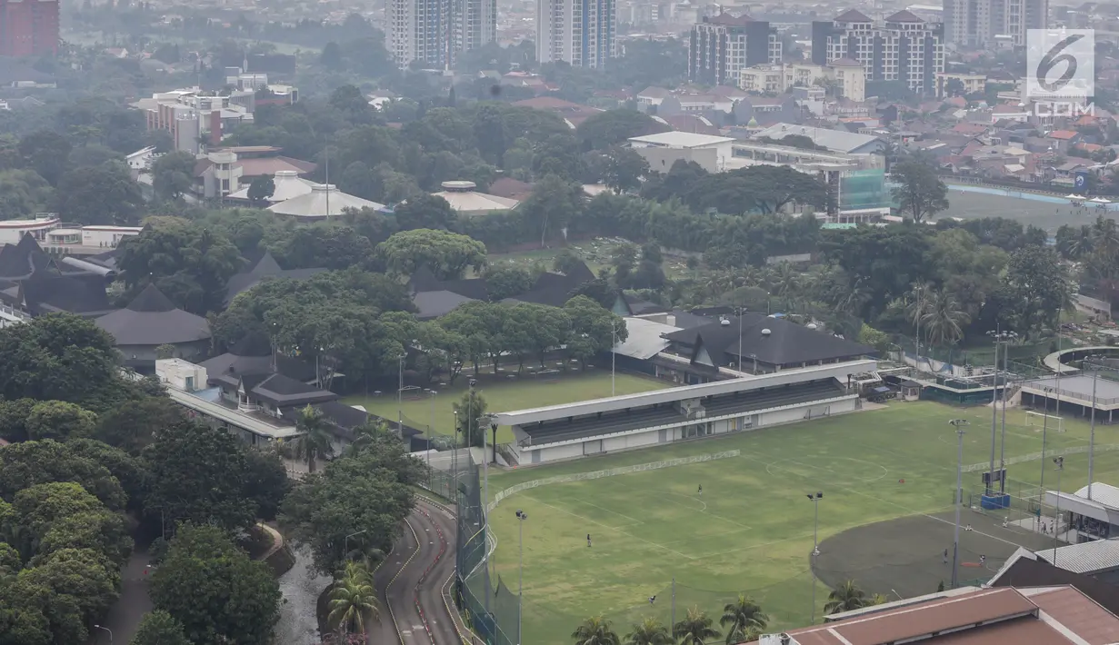 Sebagian kawasan Ibu Kota penuh sesak oleh bangunan terlihat dari salah satu gedung di Jakarta, Sabtu (6/4). Dinas Kehutanan DKI mengganggarkan Rp 1,5 triliun untuk pengadaan tanah dengan peruntukan Ruang Terbuka Hijau (RTH) di tahun 2019. (Liputan6.com/Faizal Fanani)
