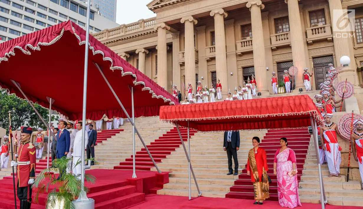 Presiden Jokowi berdiri bersama Presiden Sri Lanka Maithripala Sirisena saat mengikuti upacara penyambutan di Presidential Secretariat, Colombo, Sri Lanka, Rabu (24/1).  (Liputan6.com/Pool/Biro Pers Setpres)