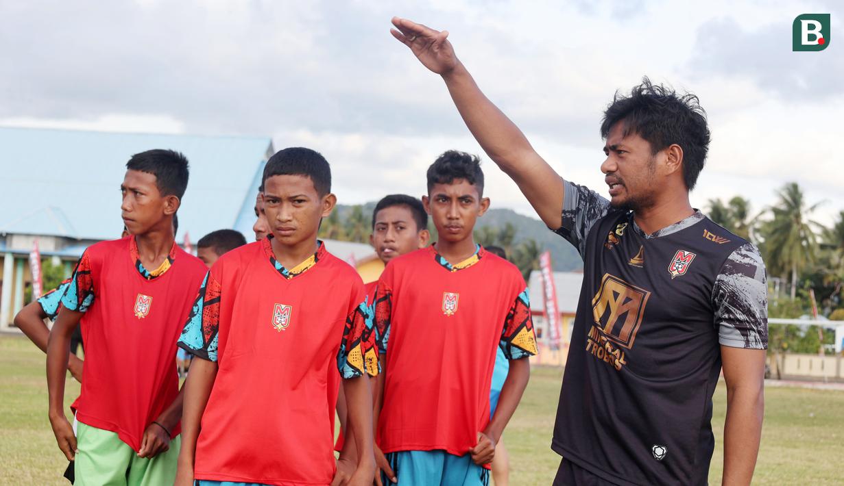 Ilham Udin Armiyn memberi instruksi kepada sejumlah anak peserta coaching clinic. (Bola.com/Okie Prabhowo)