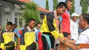 Citizen6, Cilangkap: Pangkolinlamil, Laksda TNI S.M. Darojatim mengalungkan medali emas kepada salah satu atlet renang Kolinlamil pemenang lomba renang Gaya bebas 100 M Putra, di Kolam Renang Jala Tirta Mabesal, Cilangkap Jakarta Timur. (Pengirim: Dispenk