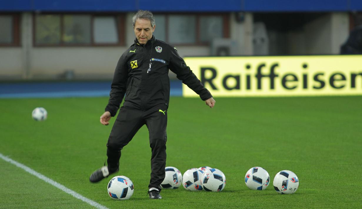 Pelatih Timnas Austria, Marcel Koller, memamerkan kemampuannya dalam menendang si kulit bundar. (Bola.com/Reza Khomaini)