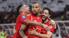 Pemain Persija, Gustavo Almeida dos Santos (tengah) dan Jean Mota Oliveira de Sousa (kanan) merayakan gol kemenangan atas Persis Solo pada pertandingan pekan ke-30 BRI Super League 2025/2026 di Stadion Utama Gelora Bung Karno (SUGBK), Jakarta, Senin 27 April 2026 malam WIB. (Bola.com/Abdul Aziz)