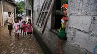 Ratusan rumah di tiga RW kampung Pulo, Jakarta Timur kembali terendam banjir kiriman dari Bogor.