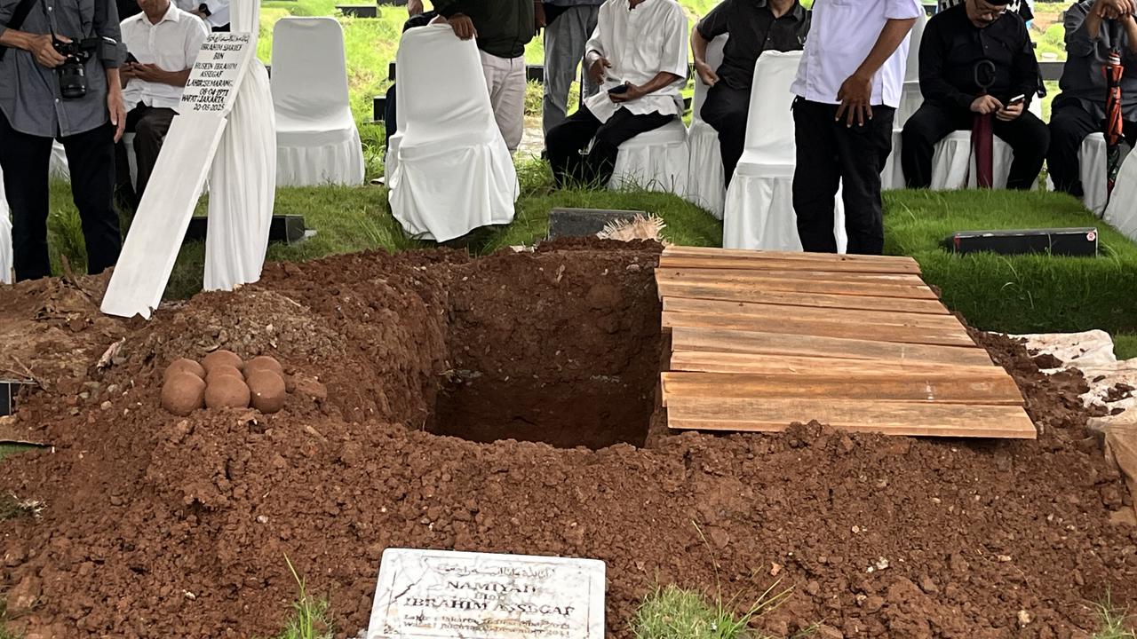 Suasana Pemakaman Suami Najwa Shihab di TPU Jeruk Purut