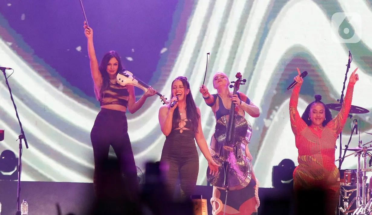 Grup musik Clean Bandit saat tampil menutup kemeriahan Festival Musik Soundrenaline di Allianz Ecopark, Ancol, Jakarta, Minggu (27/11/2022). Clean Bandit yang merupakan grup musik elektronik asal Inggris itu menutup kemeriahan Soundrenaline 2022 dengan lagu berjudul Solo, I Miss You, But You, Real Love, dan Rather Be. (Liputan6.com/Herman Zakharia)