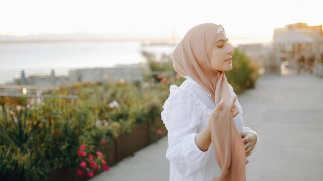 Momen Kejutan Haru Bikin Ayah Menitikkan Air Mata, Sujud Syukur Lihat Anak Gunakan Hijab