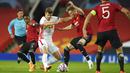 Gelandang Manchester United, Scott McTominay, berebut bola dengan pemain RB Leipzig, Alexander Sorloth, pada laga Liga Champions di Stadion Old Trafford, Kamis (29/10/2020). MU menang dengan skor 5-0. (AP/Dave Thompson)