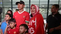 Keluarga Beckham Putra menempuh perjalanan tiga jam dari Bandung untuk menyambut kedatangan sang&nbsp;pemain yang sukses meraih medali emas SEA Games 2023 bersama Timnas Indonesia U-22. (Bola.com/Bagaskara Lazuardi)