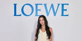 Aktris asal Korea Selatan Kim Yoo-jung mencuri perhatian lewat tampilannya yang feminin sekaligus modern. Ia mengenakan mini dress putih dengan siluet sederhana namun berkelas, dipadukan dengan Puzzle Bag berwarna cokelat,  salah satu ikon Loewe yang langsung menambah kesan timeless pada keseluruhan look-nya.