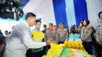 Wakil Presiden Gibran Rakabuming Raka dan Kapolri Jenderal Listyo Sigit Prabowo memantau kegiatan Gerakan Pangan Murah (GPM) di Desa Bantar Panjang, Tigaraksa, Kabupaten Tangerang, Banten, Rabu (8/10/2025) (Istimewa)
