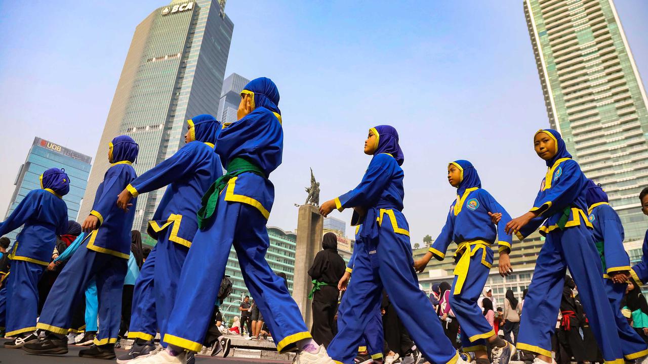 Flash Mob 6.000 Pesilat di Bunderan HI