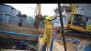 Karena proses pengeboran menyebabkan getaran yang menyebabkan ketenangan warga sekitar terganggu, Jakarta, Minggu (10/8/2014) (Liputan6.com/Faizal Fanani)