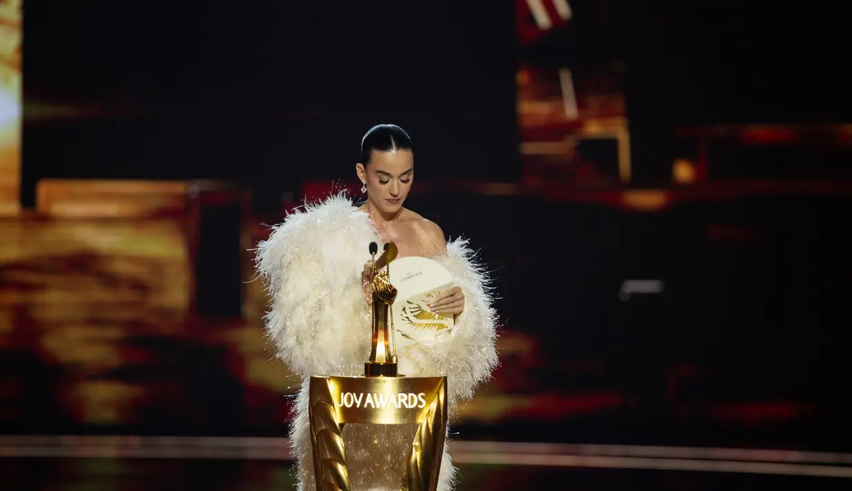 Katy Perry tampil dazzling mengenakan anting berlian berbentuk hati 10.04 carats, dipadukan berlian round-cut dan berlian total tambahan dalam balutan 18-karat white gold.   [Dok/chopard].