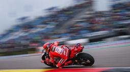 Pria Spanyol itu menjadi yang tercepat pada sesi Kualifikasi 2 yang digelar di Sirkuit Sachsenring, Sabtu (12/7/2025) sore WIB. Tampak dalam foto, pembalap MotoGP asal Spanyol dari Ducati Lenovo Team, Marc Marquez saat sesi latihan Grand Prix motor MotoGP Jerman di di Sirkuit Sachsenring, Hohenstein-Ernstthal, Chemnitz, Jerman, 12 Juli 2025. (Ronny Hartmann/AFP)