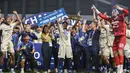 Para pemain Persita Tangerang berhasil mengangkat trofi juara di ajang Elite Pro Academi kategori U-20 2024/2025 di Stadion Patriot Chandrabhaga, Bekasi pada Sabtu (22/2/2025). (Bola.com/Abdul Aziz)