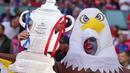 Fans Crystal Palace mengenakan kostum maskot timnya dalam laga final Piala FA melawan Manchester City yang berlangsung di Stadion Wembley, London, Inggris, Sabtu (17/05/2025). (AP Photo/Kirsty Wigglesworth)
