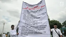 Massa yang tergabung dalam Forum CPNS K2 Kemenag (FCKK) Jawa Timur saat menggelar aksi di depan Istana, Jakarta, Senin (11/3). (merdeka.com/Iqbal S. Nugroho)