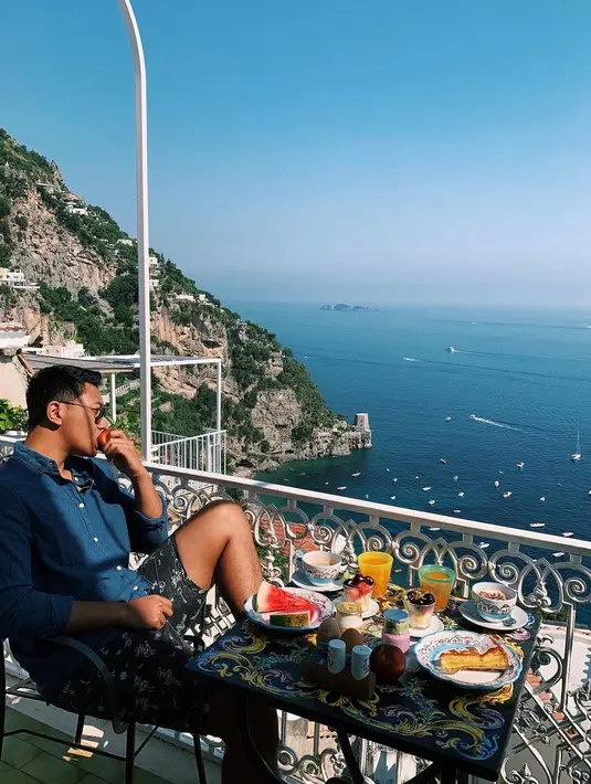 <p>Pemilihan kemeja dan celana bermuda menjadi padanan sempurna kala melakukan traveling.</p>