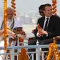 Presiden Prancis Emmanuel Macron (kanan) ditemani Perdana Menteri (PM) India Narendra Modi (kiri) menyusuri Sungai Gangga di Kota Varanasi, India, Senin (12/3). Macron mengunjungi India selama empat hari. (Ludovic MARIN/POOL/AFP)