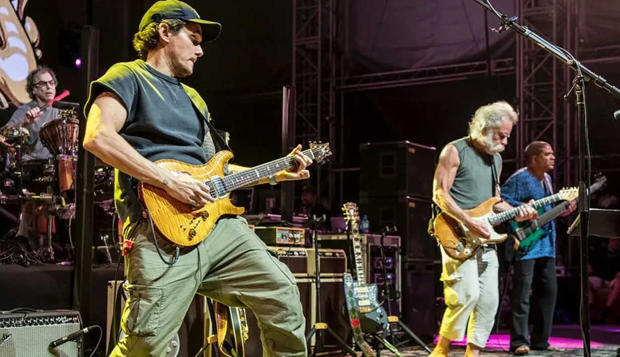 John Mayer memang memiliki selera fashion yang unik. Tampil dengan kasual seperti kaos polos dan celana panjang serta sepatu boots membuat gaya santainya justru menawan (Sumber: Kapanlagi/Rita)