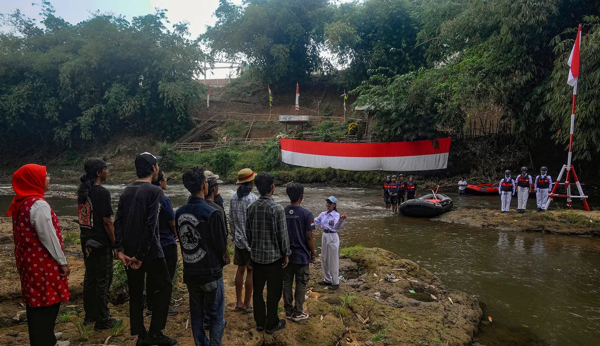 Meski diadakan di sungai, peserta mengikuti rangkaian upacara dengan tertib hingga akhir acara. (merdeka.com/Arie Basuki)