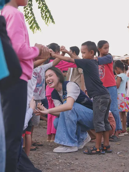 Momen seru bersama anak-anak ini ia abadikan dalam media sosial Instagramnya yang menuai banyak sorotan. Banyak dari para penggemar film 172 Days ini memuji aksinya kepeduliannya tersebut terhadap anak-anak. Enggak hanya bermain dengan anak, namun juga ada pemeriksaan kesehatan gratis. (Liputan6.com/IG/@yasminnapper)