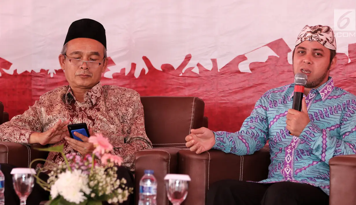 Prof. Dr. H Khaerul Wahidin (kiri) bersama Pangeran Kesultanan Kanoman Cirebon Patih Raja M Qodran saat menjadi pembicara dalam dialog Jelajah Kebangsaan bertema 'Merawat Moderasi Beragama' di Stasiun Cirebon, Selasa (19/2). (Liputan6.com/JohanTallo)