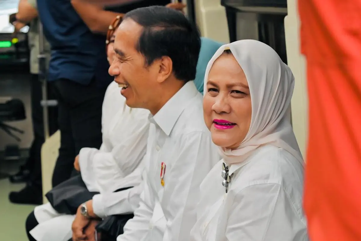 Tampilan Fashionable Iriana Jokowi di Peresmian LRT, Pakai Sneakers dan Tas Puluhan Juta