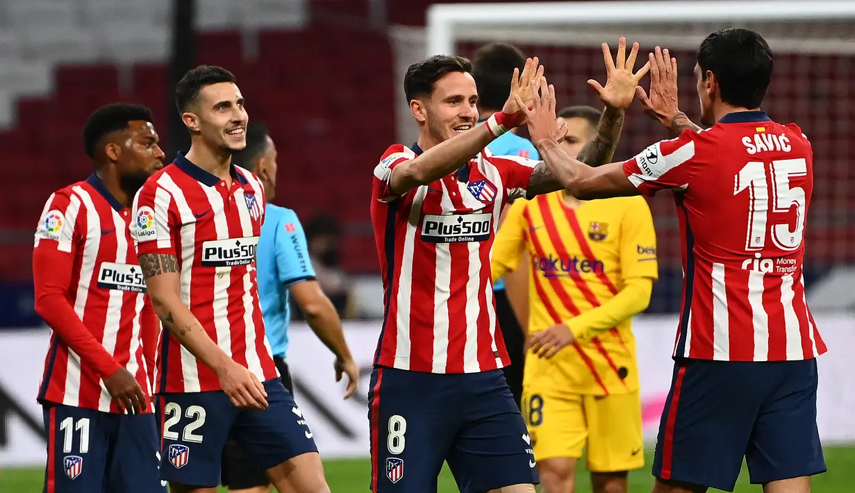 Para pemain Atletico Madrid berselebrasi usai mengalahkan Barcelona pada pertandingan lanjutan La Liga Spanyol di stadion Wanda Metropolitano di Madrid, Spanyol, Sabtu (21/11/2020). Atletico menang tipis atas Barcelona 1-0. (AFP/Gabriel Bouys)